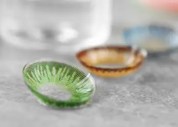 چه مدت می توان از لنز رنگی استفاده کرد؟