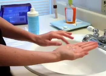 چگونه لنز رنگی را ضدعفونی و نگهداری کنیم؟