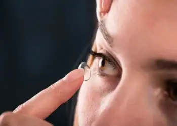 قرمزی چشم بعد از لنز؛ علت و درمان