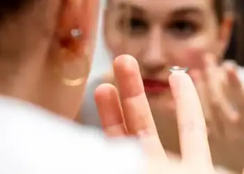 چرا لنز داخل چشم حرکت می کند؟